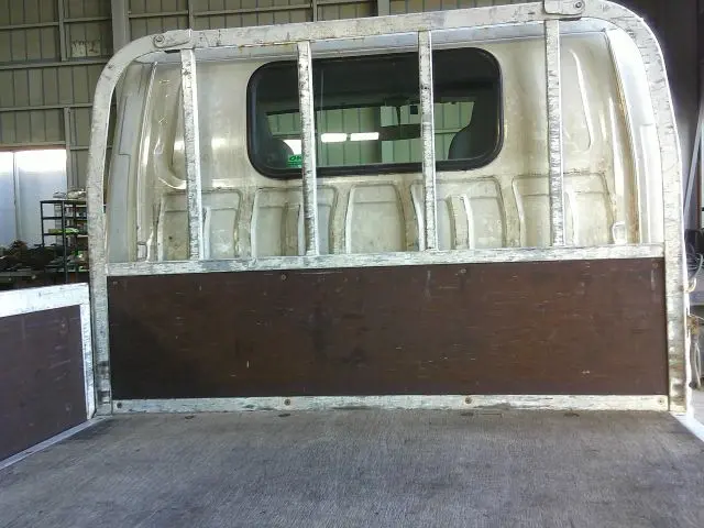 いすゞ エルフ PB-NKR81A(2WD)の写真13