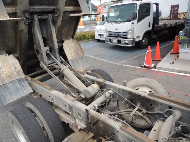 いすゞ エルフ PB-NKR81AD(2WD)の写真19