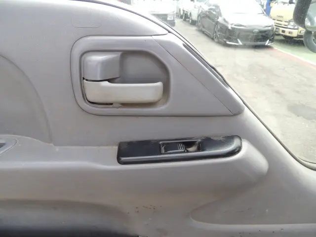 いすゞ エルフ PB-NKR81AD(2WD)の写真33