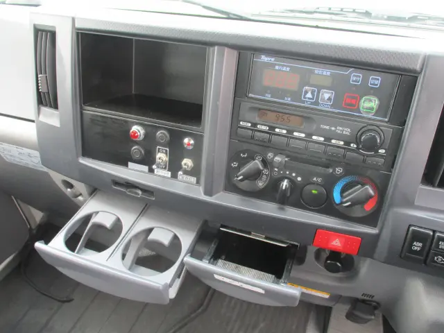 いすゞ エルフ BKG-NJR85AN(2WD)の写真39
